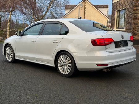 2017 Volkswagen Jetta 2.0 TDI 110HP Highline €12,950 thumbnail