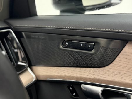 2025 Volvo XC90 PLUS T8 PHEV AWD AUTO *7 SEATER* €82,990 thumbnail