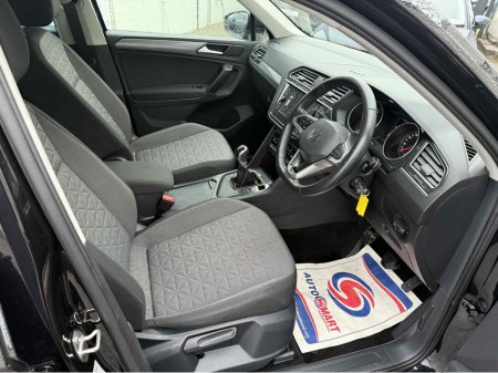 2023 Volkswagen Tiguan LIFE 2.0 TDI MANUAL 6SPEED FWD 122BHP €36,950 thumbnail