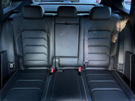 2018 Volkswagen Tiguan R-LINE 2.0 TDI 4MOTION // BLACK EDITION // HEADS-UP DISPLAY // 360 SURROUND PARKING CAMERAS €28,950 thumbnail