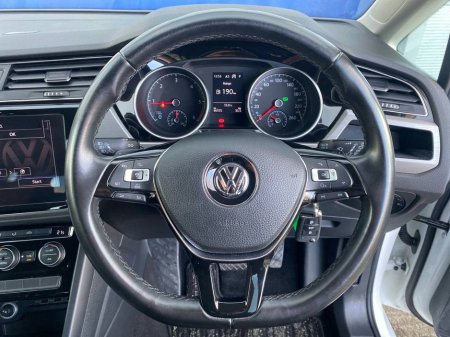 2018 Volkswagen Touran 2.0 TDI 7-SEATER AUTO // SERVICE HISTORY // APPLE CARPLAY/ANDROID AUTO // INDEPENDENT BACKSEAT CLIMATE CONTROL €21,750