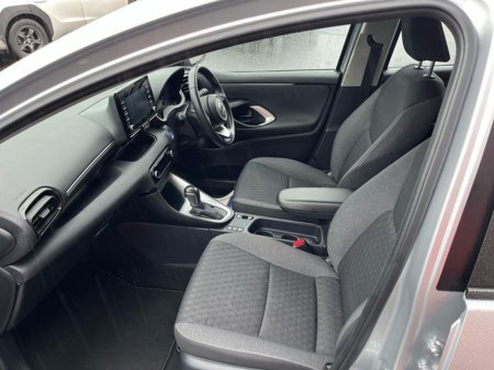 2024 Toyota Yaris YARIS 1.5 HYBRID LUNA €26,900 thumbnail