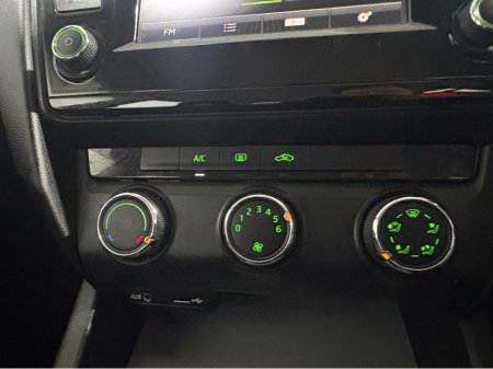 2016 Skoda Octavia 1.6 TDI 11 110HP 4DR COMBI AMBITION €9,950 thumbnail