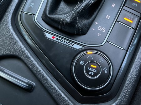 2018 Volkswagen Tiguan R-LINE 4 MOTION AUTOMATIC 2.0 DIESEL //MASSIVE SPEC//FULL LEATHER//HEAD UP DISPLAY//HEATED SEATS//360 PARKING CAMERAS// €29,950 thumbnail