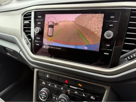 2022 Volkswagen T-Roc DESIGN 1.0 TSI 110HP 5DR €23,950 thumbnail