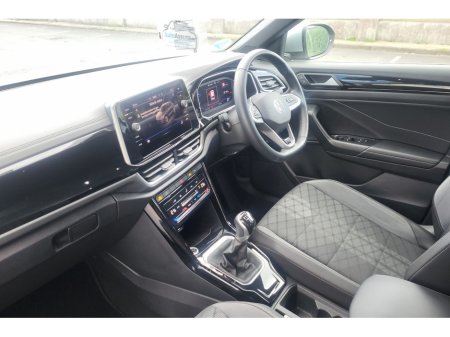 2024 Volkswagen T-Roc R-LINE 1.0 TSI MANUAL 6S 110BHP *** Reversing Camera / Lane Assist / Climate Control *** €33,900