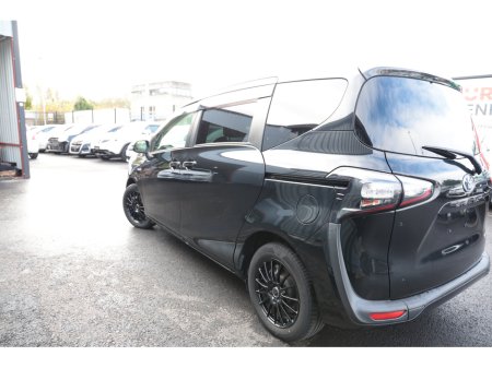 2017 Toyota Sienta  €12,999