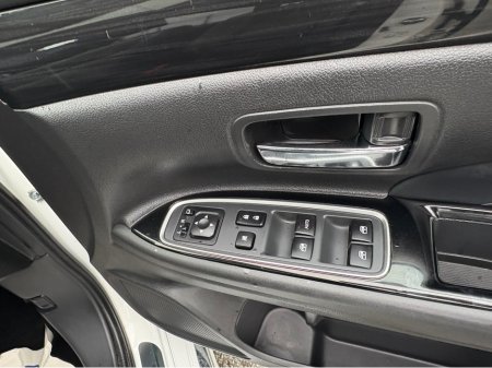 2017 Mitsubishi Outlander 2.0 4H PHEV 200BHP 5 5DR AUTO €17,950 thumbnail