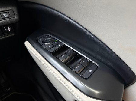 2025 Lexus LBX ***SOLD***PREMIUM SPECIFICATION//BEIGE LEATHER//IMMACULATE//HYBRID//SIMI AND AA DEALER thumbnail