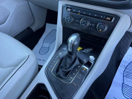 2021 Volkswagen Tiguan ALLSPACE R-LINE 2.0 TDI 7-SEATER // PANORAMIC SUNROOF // DIGITAL CLUSTER // LEATHER INTERIOR €32,950 thumbnail