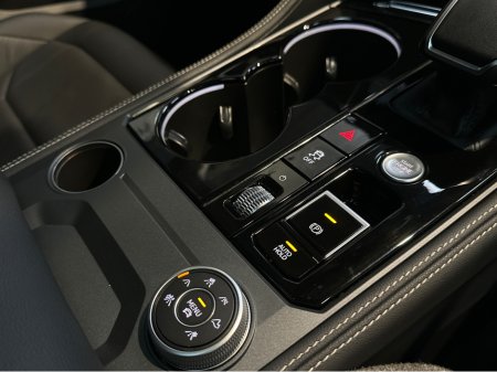 2024 Volkswagen Touareg 3.0 V6 TSIe  ELEGANCE 381PS €72,950 thumbnail