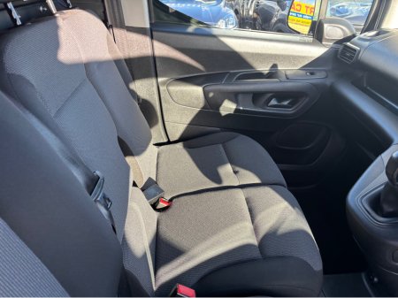 2021 Opel Combo 1.5 3 Seater price is €10406 plus vat €10,406 thumbnail