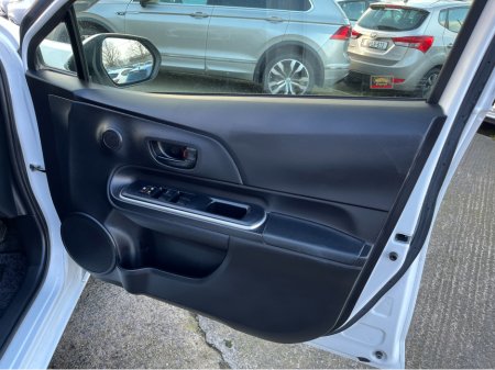 2020 Toyota Aqua AUTOMATIC HYBRID 1.5 PETROL //KEYLESS ENTRY//REVERSE CAMERA// €13,950 thumbnail