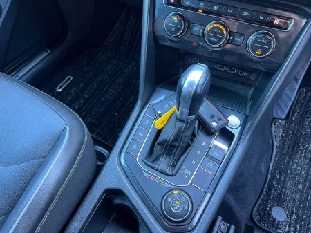 2018 Volkswagen Tiguan R-LINE 2.0 TDI 4MOTION // BLACK EDITION // HEADS-UP DISPLAY // 360 SURROUND PARKING CAMERAS €28,950 thumbnail