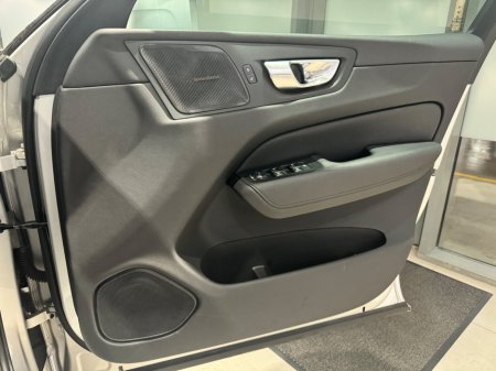 2021 Volvo XC60 B4 MHEV DSL (197hp) Momentum €42,950 thumbnail