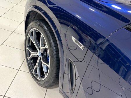 2022 BMW X5 45e M-SPORT HYBRID=TECH/COMFORT/SKY LOUNGE PACKAGES=LOW MILES//FULL BMW SERVICE HISTORY=222 REG=ORIGINAL IRISH SUPPLIED//TAILORED FINANCE PACKAGES AVA €66,995 thumbnail