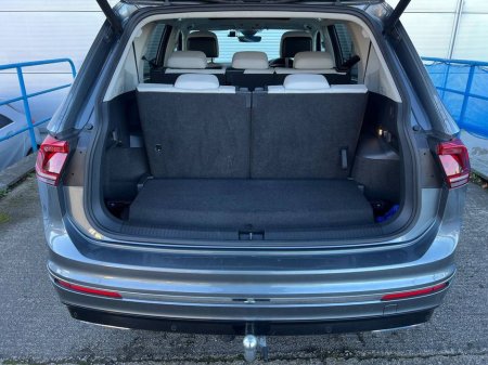 2021 Volkswagen Tiguan ALLSPACE R-LINE 2.0 TDI 7-SEATER // PANORAMIC SUNROOF // DIGITAL CLUSTER // LEATHER INTERIOR €32,950 thumbnail
