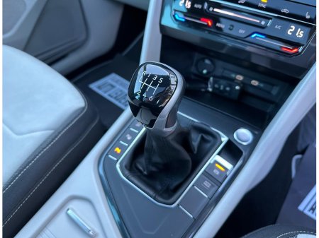 2023 Volkswagen Tiguan ELEGANCE 2.0 TDI 150HP NAV SKY VIEW €37,950 thumbnail