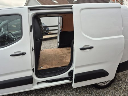 2021 Opel Combo Van L2H1 Spec fully plylined in rear with side loding door and double opening rear doors new CRVT test trade in wanted €12,750 thumbnail
