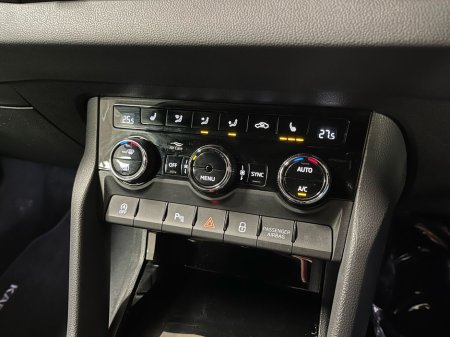 2023 Skoda Karoq Sportline DSG 2.0TDI 115BHP - Reversing Camera - Climate Control - Heated Seats - Cruise Control - Apple CarPlay/Android Auto thumbnail