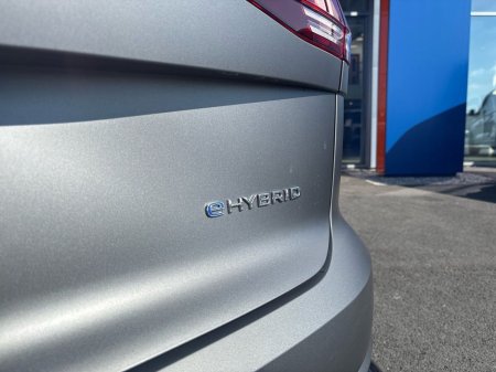 2025 Volkswagen Touareg 3.0 TSI PHEV 462HP R €115,975 thumbnail