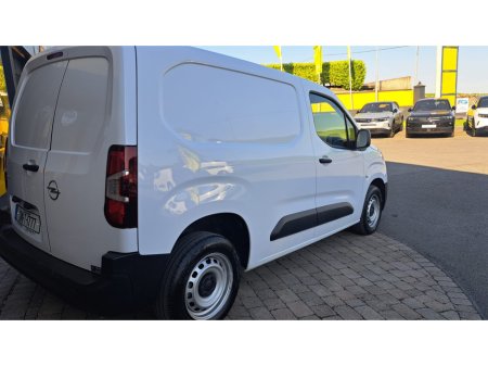2024 Opel Combo KOMF L1H1-1.5 100PS D 3DR €17,950