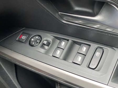 2025 Peugeot 5008 1.2 MHEV 145bhp E-DCS6 Allure €47,900 thumbnail