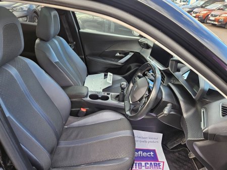 2020 Peugeot 2008 Allure 1.5 Blue HDI 100 6.2 4D €17,990