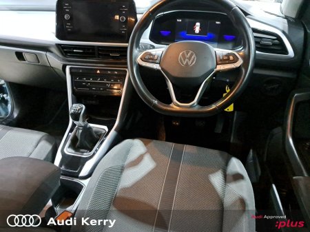 2023 Volkswagen T-Roc LIFE 2.0 TDI 116HP WITH HEATED SEATS AND REAR CAMERA €31,900 thumbnail