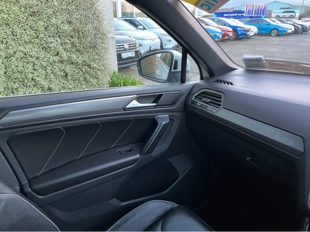 2018 Volkswagen Tiguan R-LINE 4 MOTION AUTOMATIC 2.0 DIESEL //MASSIVE SPEC//FULL LEATHER//HEAD UP DISPLAY//HEATED SEATS//360 PARKING CAMERAS// €29,950 thumbnail