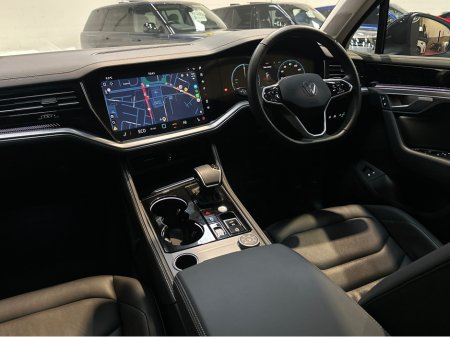 2024 Volkswagen Touareg 3.0 V6 TSIe  ELEGANCE 381PS €72,950 thumbnail