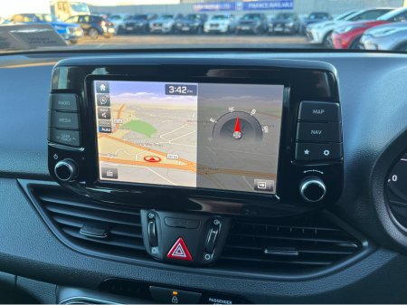 2019 Hyundai i30 SE NAV T-GDI 1.0 PETROL //SAT NAV//REVERSE CAMERA//WIRELESS PHONE CHARGER//CARPLAY// €14,950 thumbnail