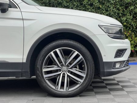 2020 Volkswagen Tiguan HIGHLINE 4MOTION 2.0 TDI // OPENING PAN ROOF // DIAMOND CUT ALLOYS // LEATHER HEATED SEATS €32,950 thumbnail