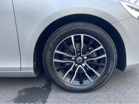 2018 Volvo V40 D2 MOMENTUM - HEATED LEATHER - 2.0 - BLUETOOTH STREAMING - VOLVO HISTORY - 180 TAX €13,950