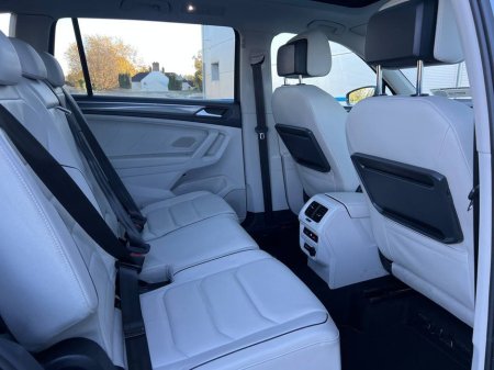 2021 Volkswagen Tiguan ALLSPACE R-LINE 2.0 TDI 7-SEATER // PANORAMIC SUNROOF // DIGITAL CLUSTER // LEATHER INTERIOR €32,950 thumbnail
