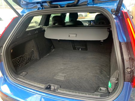 2021 Volvo V60 2.0 B4 197 BHP DSL R-DESIGN AUTO // ONE OWNER // FULL SERVICE HISTORY // STUNNING CONDITION 02/27 NCT // €270 ROAD TAX // €30,950 thumbnail