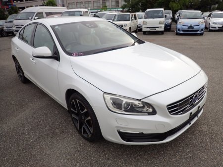 2016 Volvo S60 2.0 D4 SE DYNAMIC PLUS DIESEL AUTOMATIC // TINY KMS // MASSIVE SPEC //  FULL HEATED LEATHER // REVERSING CAMERA // CRUISE CONTROL // LANE ASSIST // COLLISION WARNING SYSTEM // UPGRADED SPORT ALLOYS €15,950