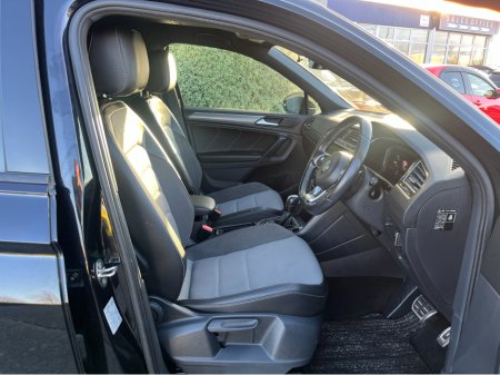 2020 Volkswagen Tiguan R-LINE 4MOTION AUTOMATIC 2.0 DIESEL //HIGH SPEC//360 PARKING CAMERAS//HEAD UP DISPLAY//HEATED FRONT AND REAR SEATS// €34,950 thumbnail