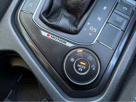 2019 Volkswagen Tiguan HIGHLINE 4MOTION AUTOMATIC 2.0 DIESEL //HIGH SPEC//360 PARKING CAMERAS//FRONT AND REAR HEATED SEATS//POWER TAILGATE//HEAD UP DISPLAY// thumbnail