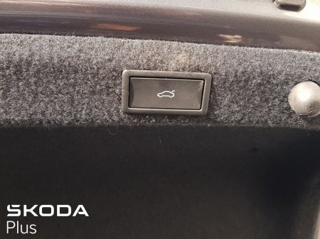 2025 Skoda Octavia SPORTLINE 2.0TDI 150HP DSG €42,950 thumbnail