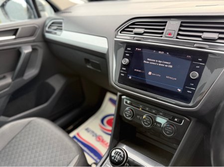 2019 Volkswagen Tiguan 2019 Volkswagen Tiguan R-Line thumbnail