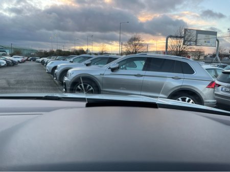 2018 Volkswagen Tiguan R-LINE 4 MOTION AUTOMATIC 2.0 DIESEL //MASSIVE SPEC//FULL LEATHER//HEAD UP DISPLAY//HEATED SEATS//360 PARKING CAMERAS// €29,950 thumbnail
