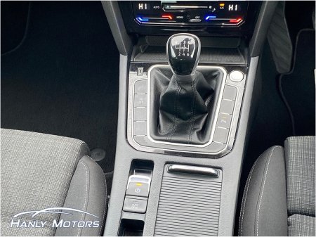 2022 Volkswagen Passat BUSINESS 2.0 TDI MANUAL 6SPEED FWD 150 4DR €25,995 thumbnail