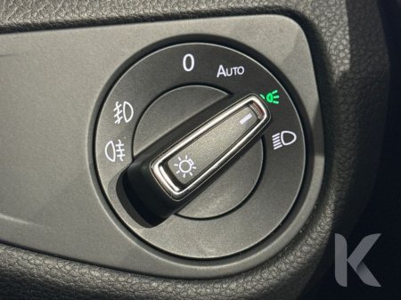 2020 Volkswagen Golf COMFORT LINE MEISTER - UPGRADED FACTORY ALLOYS - CRUISE CONTROL - REVERSE CAMERA - DIGITAL DASH €21,950 thumbnail