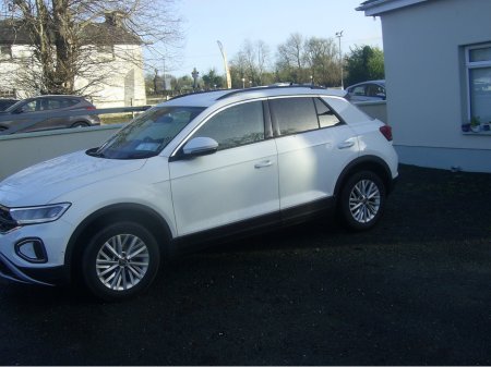 2023 Volkswagen T-Roc LIFE 2.0 TDI MANUAL 6SPEED FWD 1 116HP 5 €29,250 thumbnail