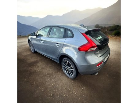 2019 Volvo V40 D3 (150hp) Momentum Edition Geartronic €16,995