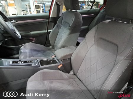 2023 Volkswagen Golf STYLE 1.5 TSI MHEV 130HP AUTOMATIC €31,900 thumbnail