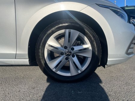 2024 Volkswagen Golf 2.0 TDI 115HP Life €28,975 thumbnail