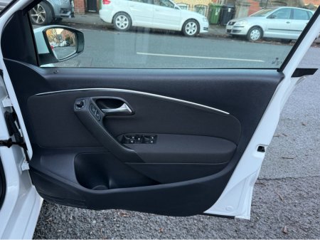 2015 Volkswagen Polo DBA-6RCJZ €11,950 thumbnail