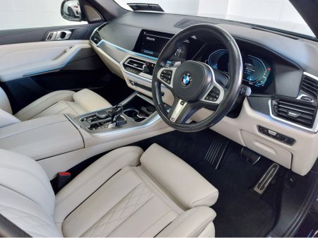 2021 BMW X5 212 X5 45E M SPORT PRO XDRIVE  (CRAZY SPEC)BMW MERINO INDIVIDUAL LEATHER -M SPORT PRO PACK-   COMFORT PLUS  PACK- VISIBILITY PLUS PACK - TECHNOLOGY+ PACK-   PANORAMIC  SUNROOF SKY LOUNGE - HARMON KARD €69,995